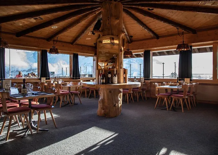 Berggasthaus First - Only Accessible By Cable Car بيت شباب جريندلوالد