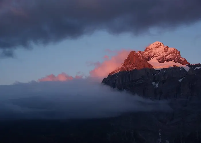 Berggasthaus First - Only Accessible By Cable Car بيت شباب